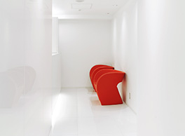 とよまき矯正歯科待合い室